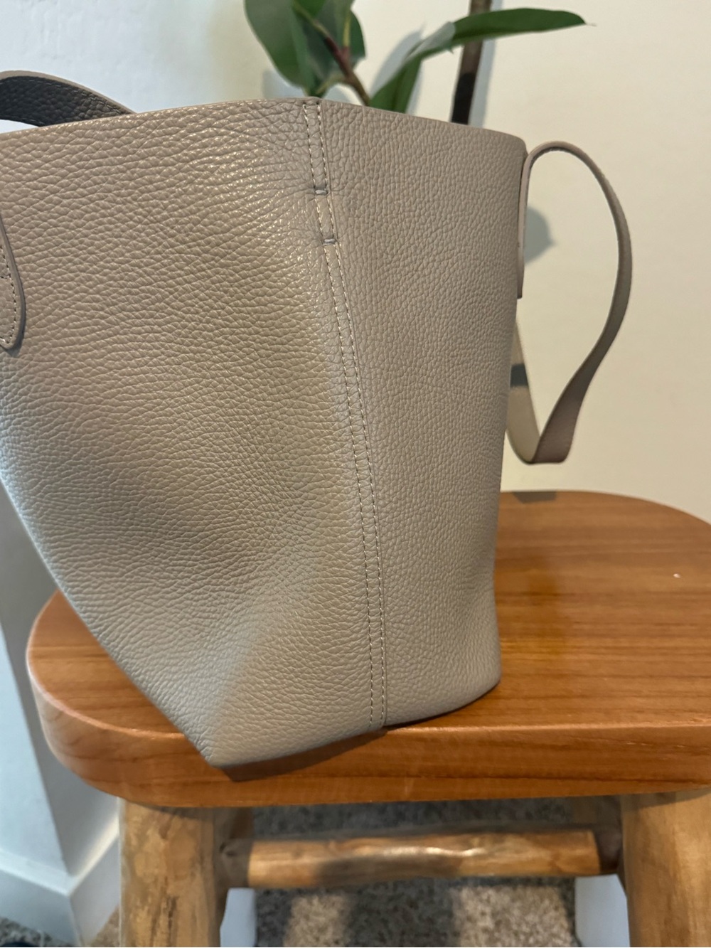 Cuyana Pebbled Leather Tote in Taupe - Picture 4 of 6